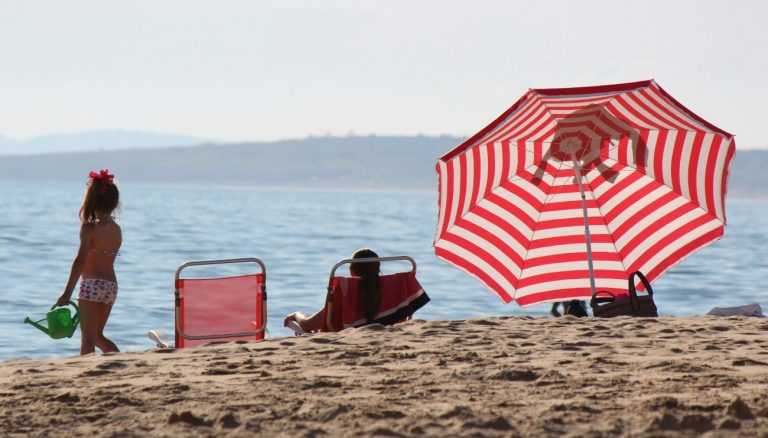 Famiglia in spiaggia durante l'estate: quale doposole naturale usare?